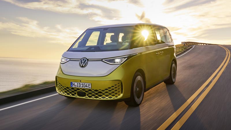  volkswagen id. buzz em duas cores, branco e amarelo, na estrada